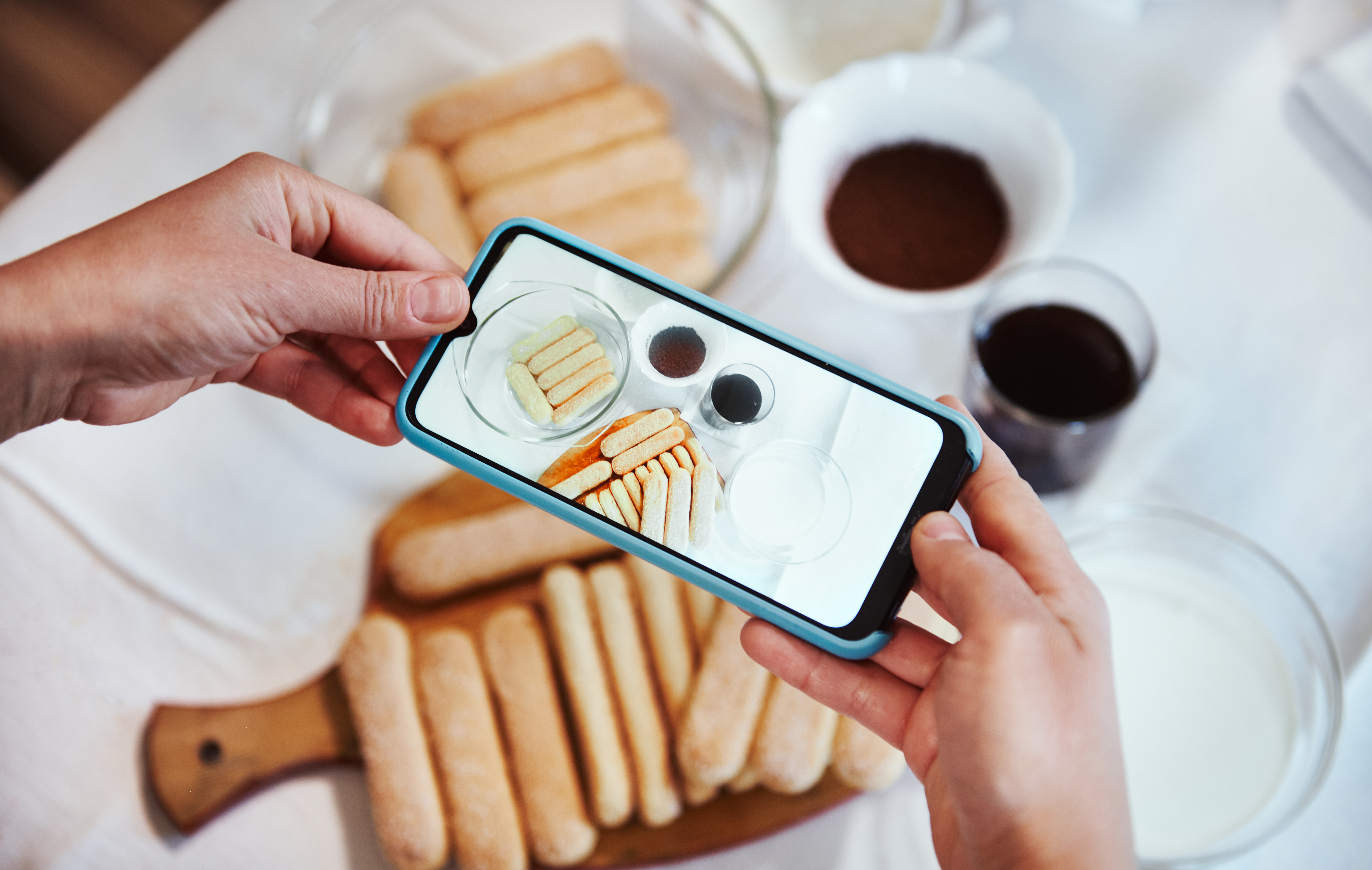 スマホでお菓子を撮る写真
